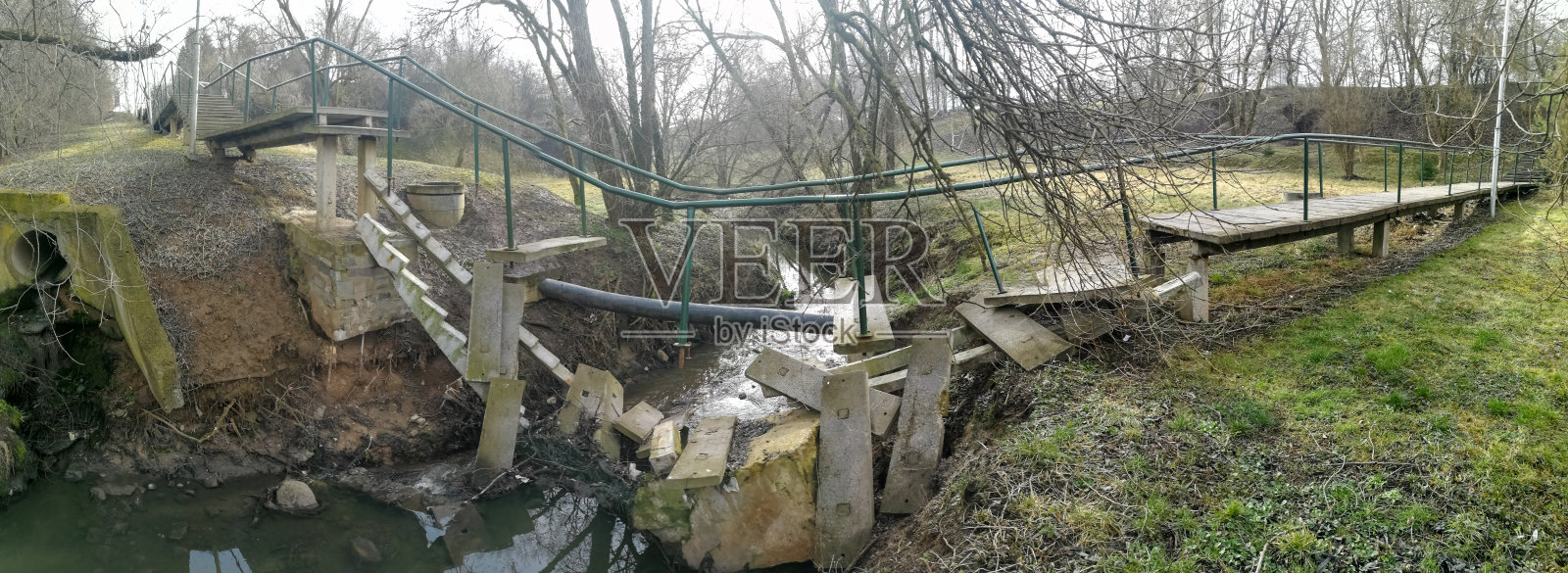 考纳斯的混凝土人行桥破裂照片摄影图片