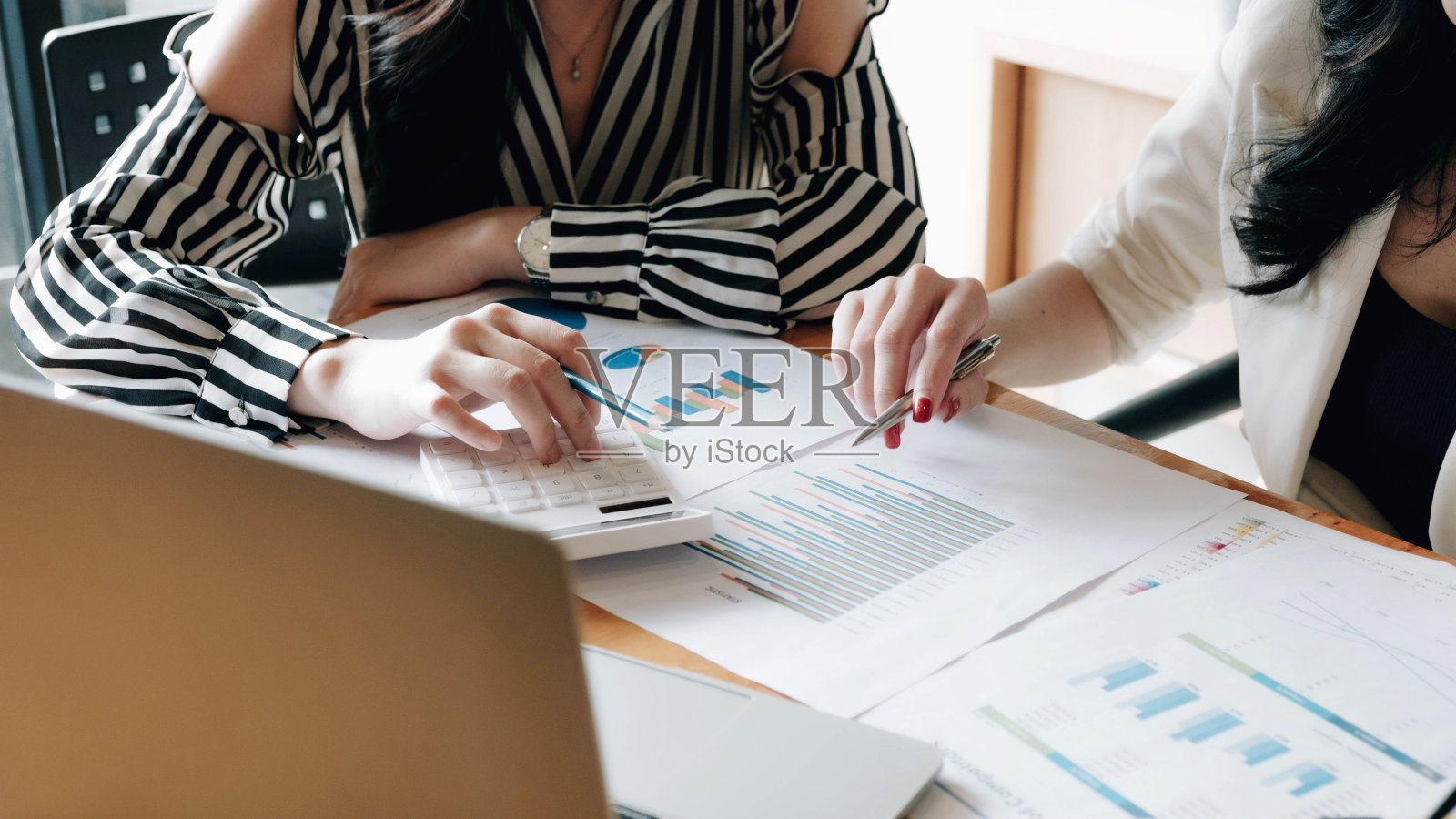 商务人士开会讨论市场情况。企业金融的概念照片摄影图片