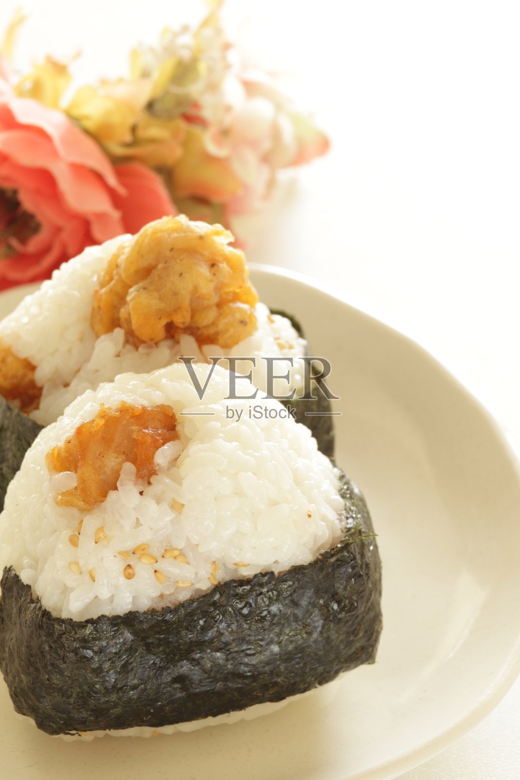 日本料理，炸鸡饭团照片摄影图片