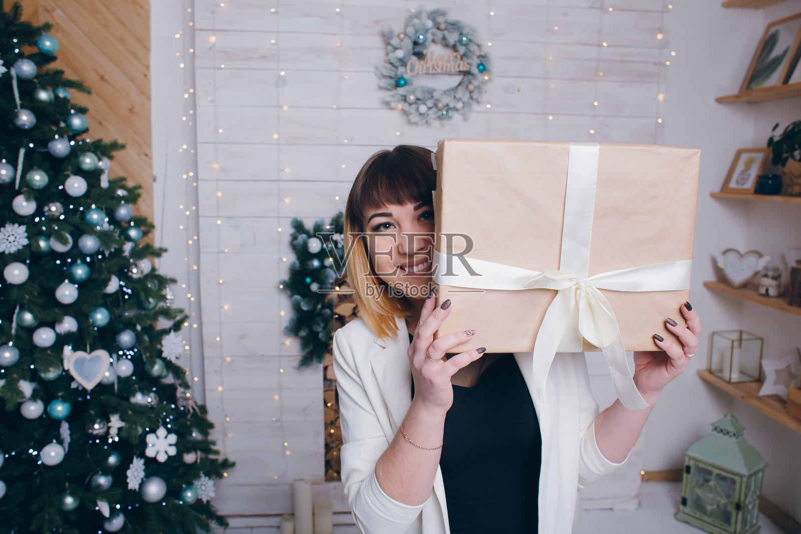 小女孩有一个圣诞礼品盒照片摄影图片