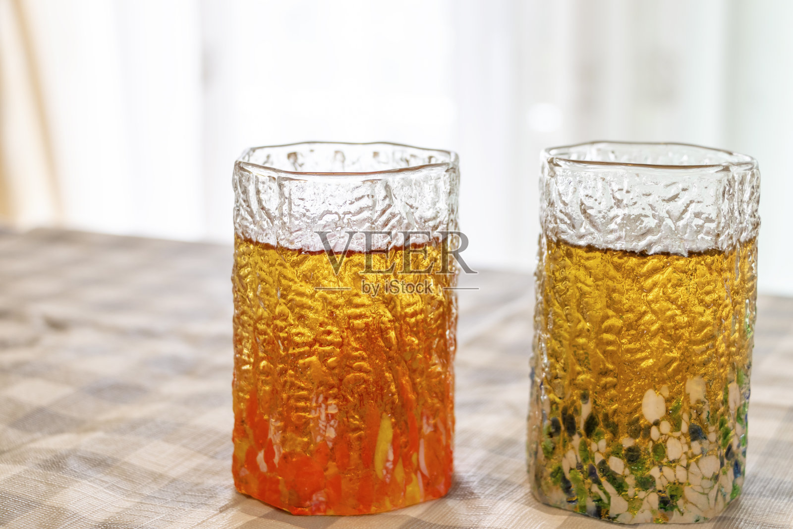 两杯大麦茶照片摄影图片