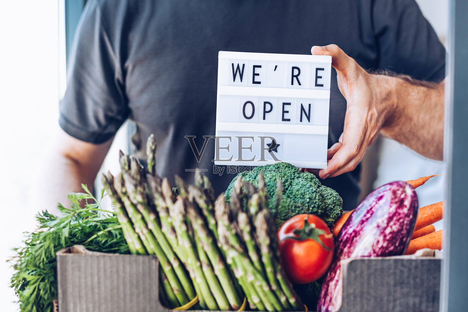 文本我们打开和新鲜的绿色和蔬菜盒照片摄影图片