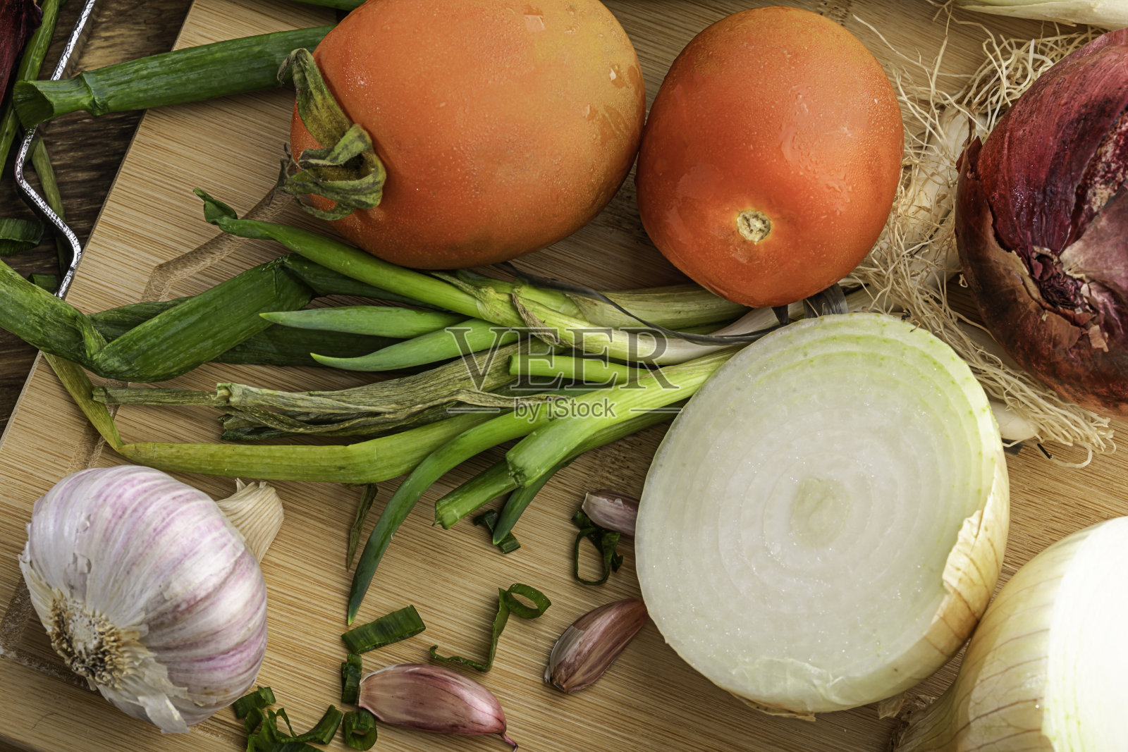 蔬菜放在木板上准备。照片摄影图片