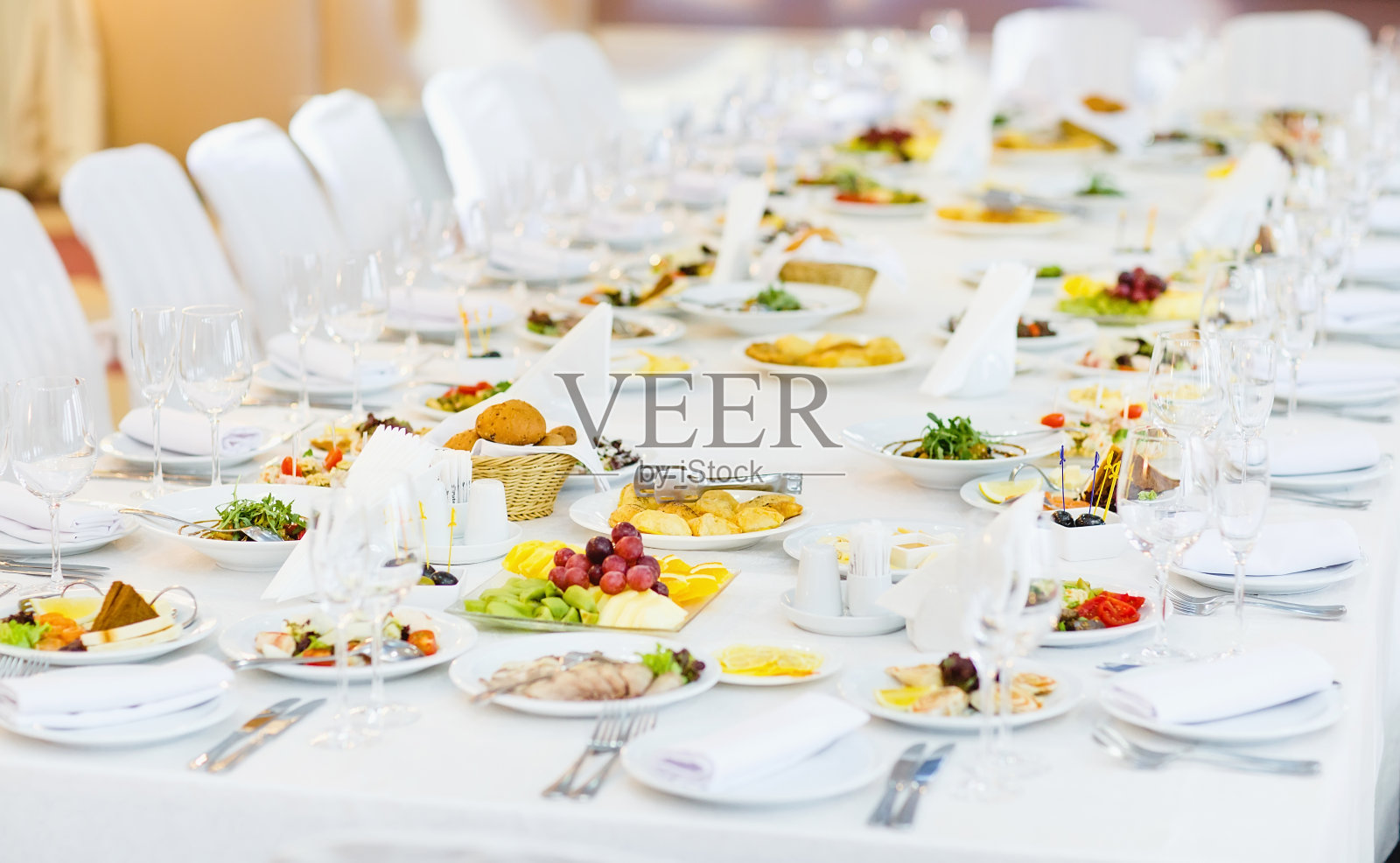 餐厅里白色桌布上摆着精美的餐桌照片摄影图片