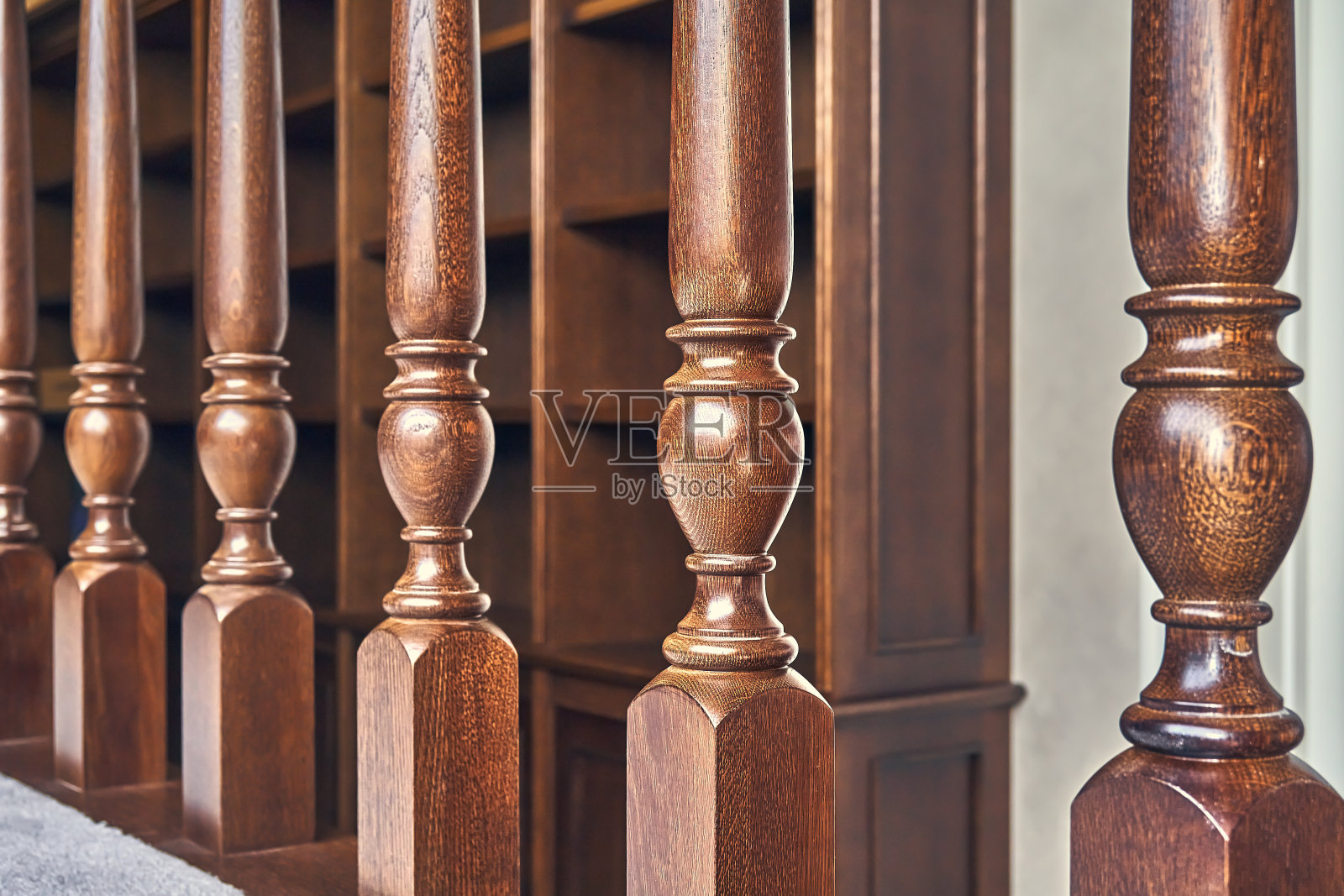 现代住宅中古典楼梯的木栏杆。特写镜头照片摄影图片