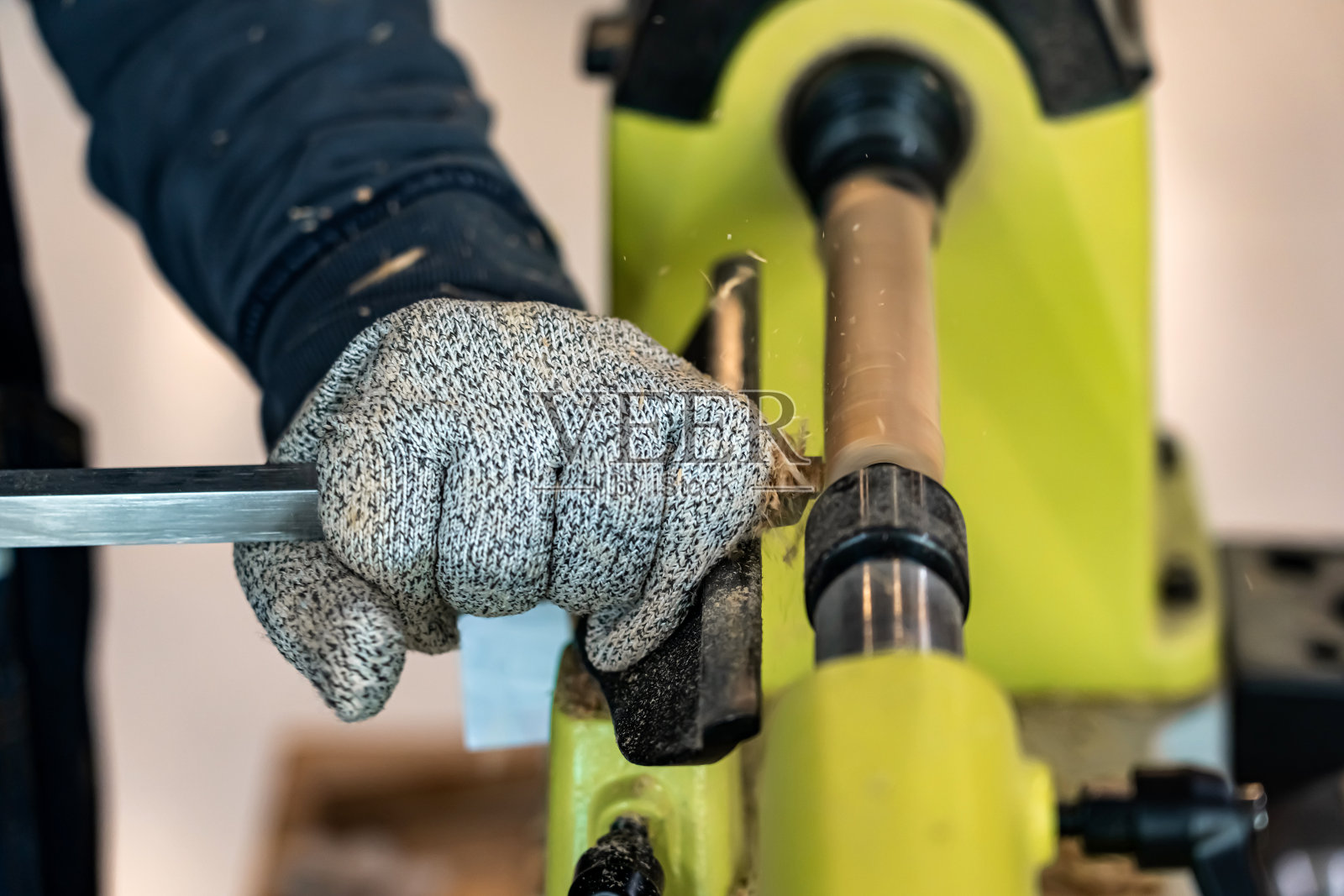 细木工在车间使用金属工具制作手工装饰。照片摄影图片