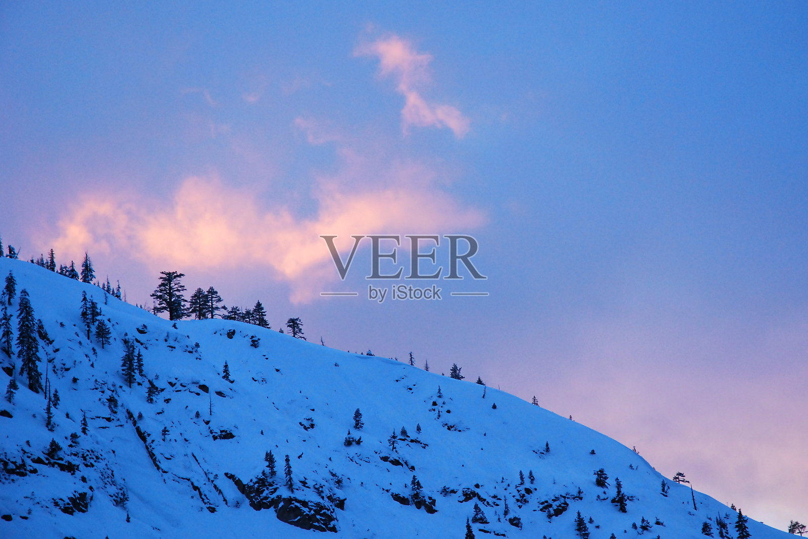 山上的缕缕发光的云照片摄影图片