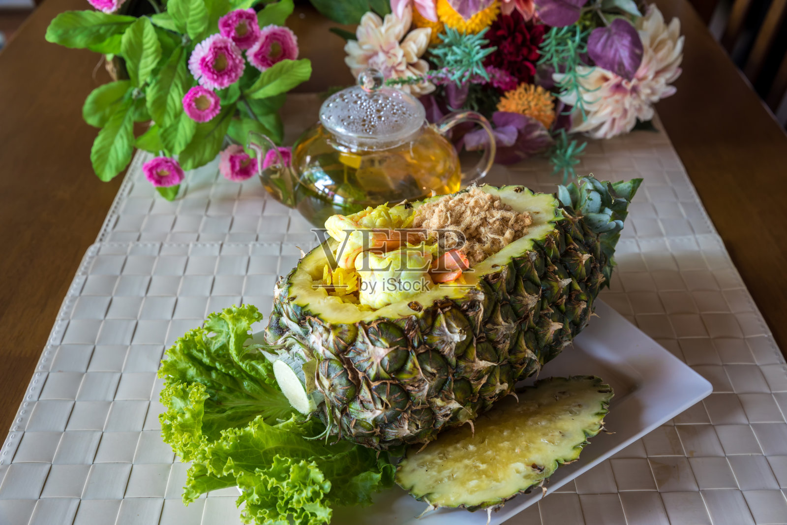酸汁菠萝炒饭。菠萝炒饭。泰国米饭配海鲜菠萝照片摄影图片