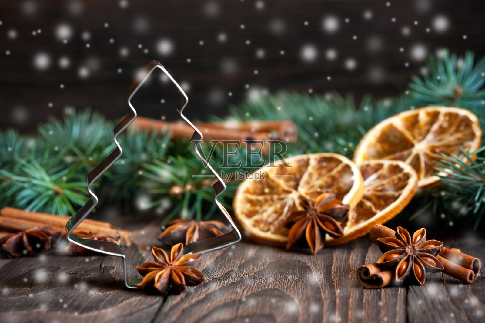 圣诞概念-饼干切割机与冷杉树枝照片摄影图片