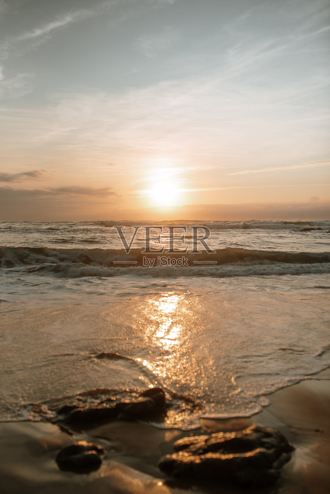 海滩日落时照片摄影图片