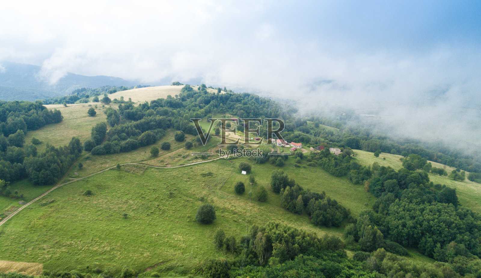 斯洛伐克德代瓦地区丘陵农田鸟瞰图照片摄影图片