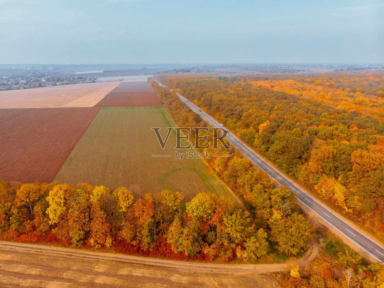 森林中秋季公路鸟瞰图照片摄影图片