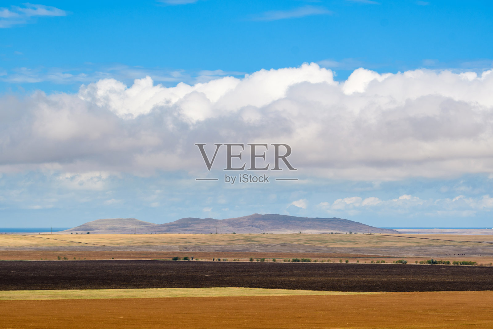 看那座山和一片巨大的白云。照片摄影图片