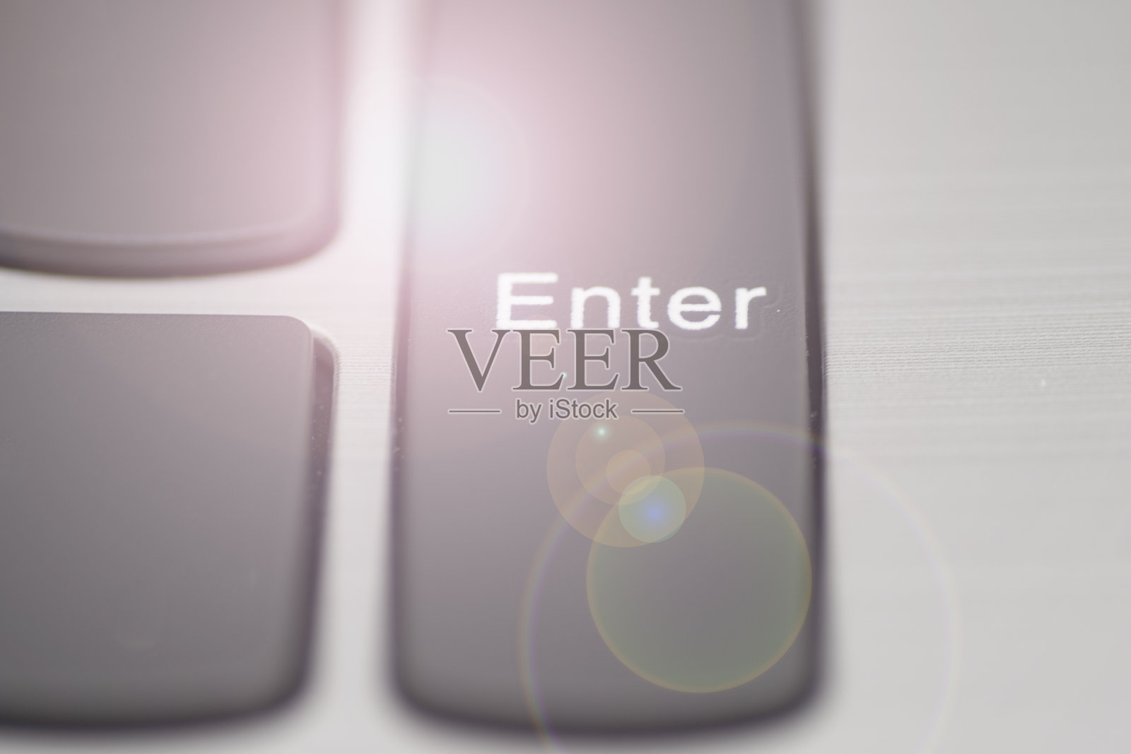 一个带闪光的笔记本电脑的输入键照片摄影图片