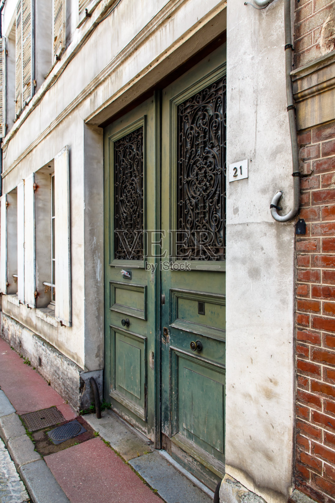 旧的门位于房子的墙上照片摄影图片