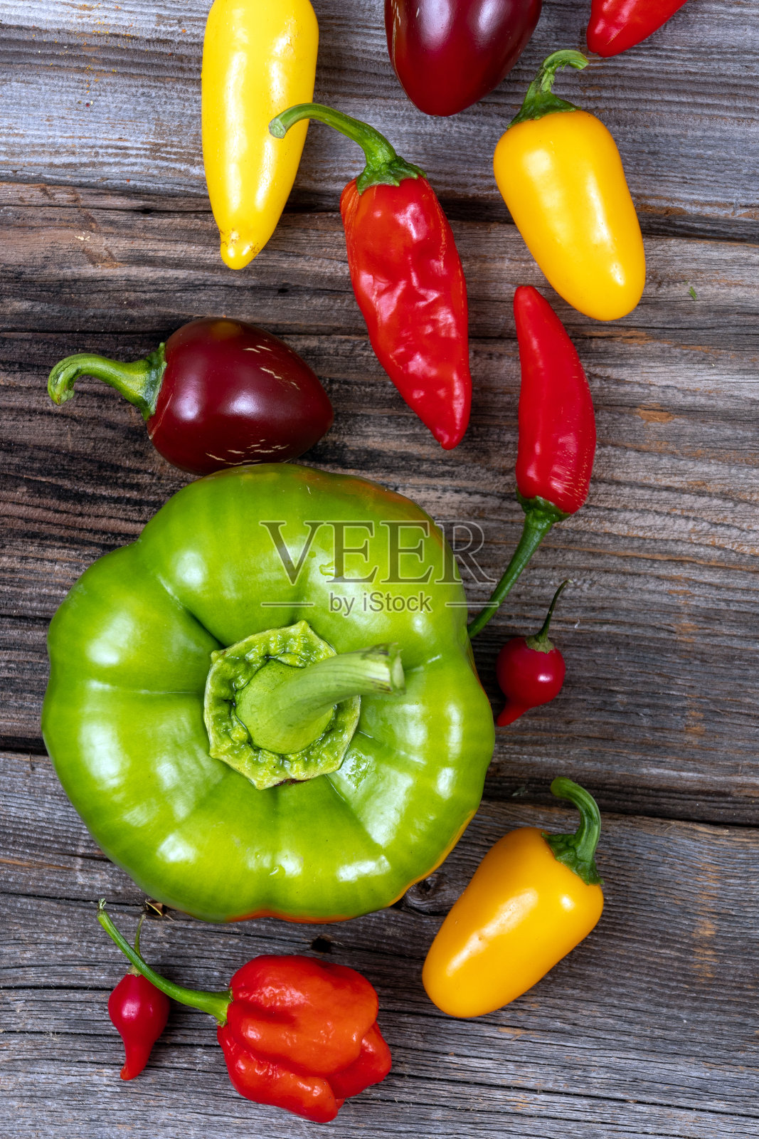 混合辣椒品种收获在木桌高角度查看照片摄影图片