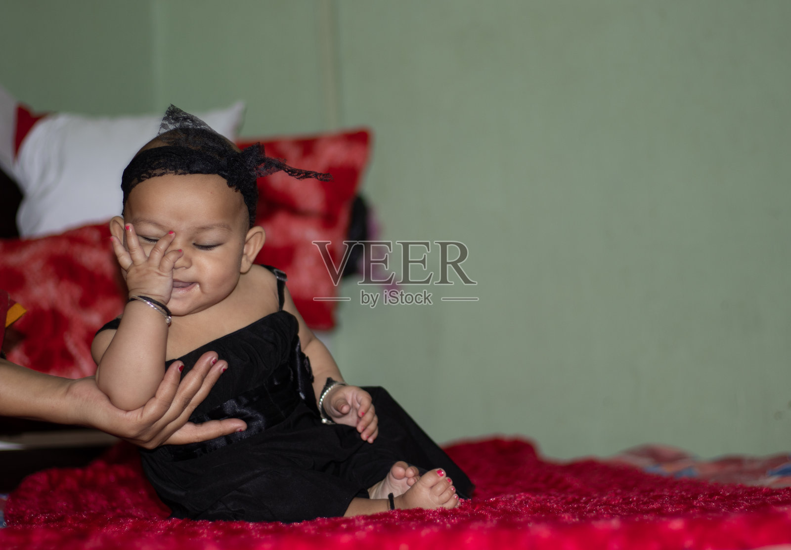 婴儿婴儿可爱天真的面部表情睡在妈妈的手上照片摄影图片