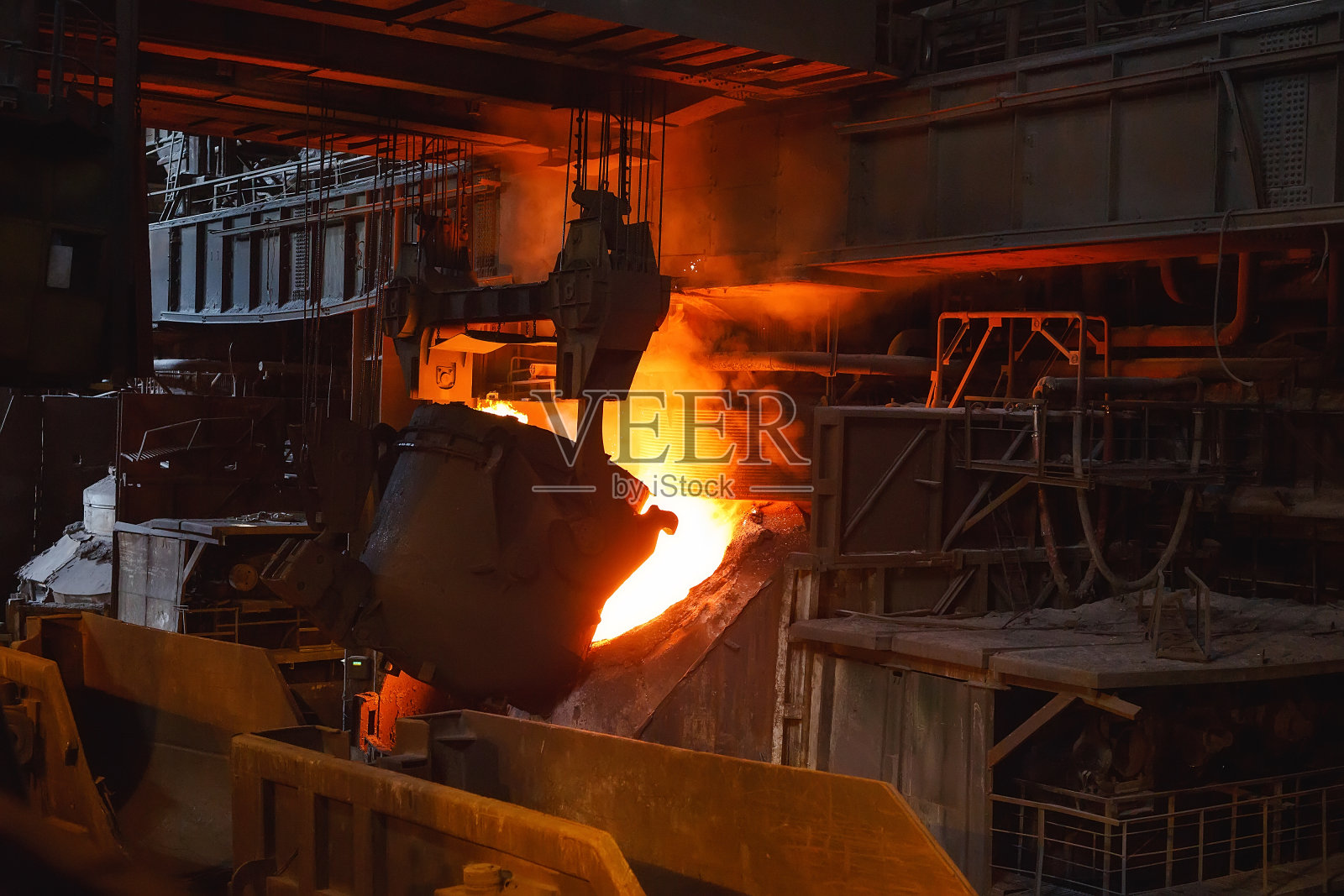 在铸造厂冶炼金属。冶金产品。照片摄影图片