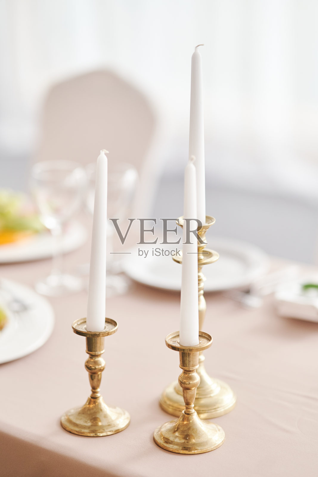 婚礼上烛台上的白色蜡烛照片摄影图片