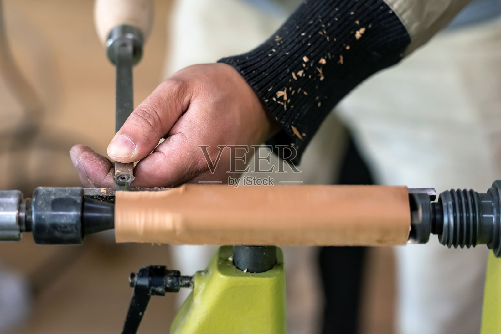 细木工在车间使用金属工具制作手工装饰。照片摄影图片