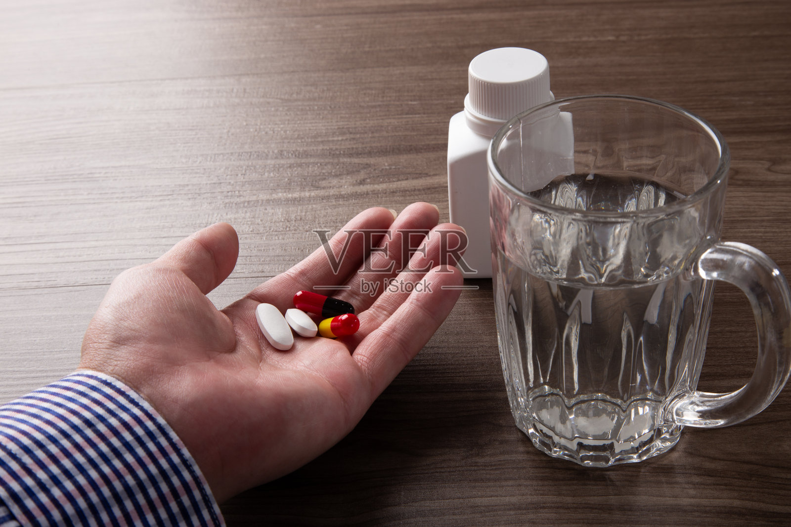 高级男子手吃药的特写照片摄影图片