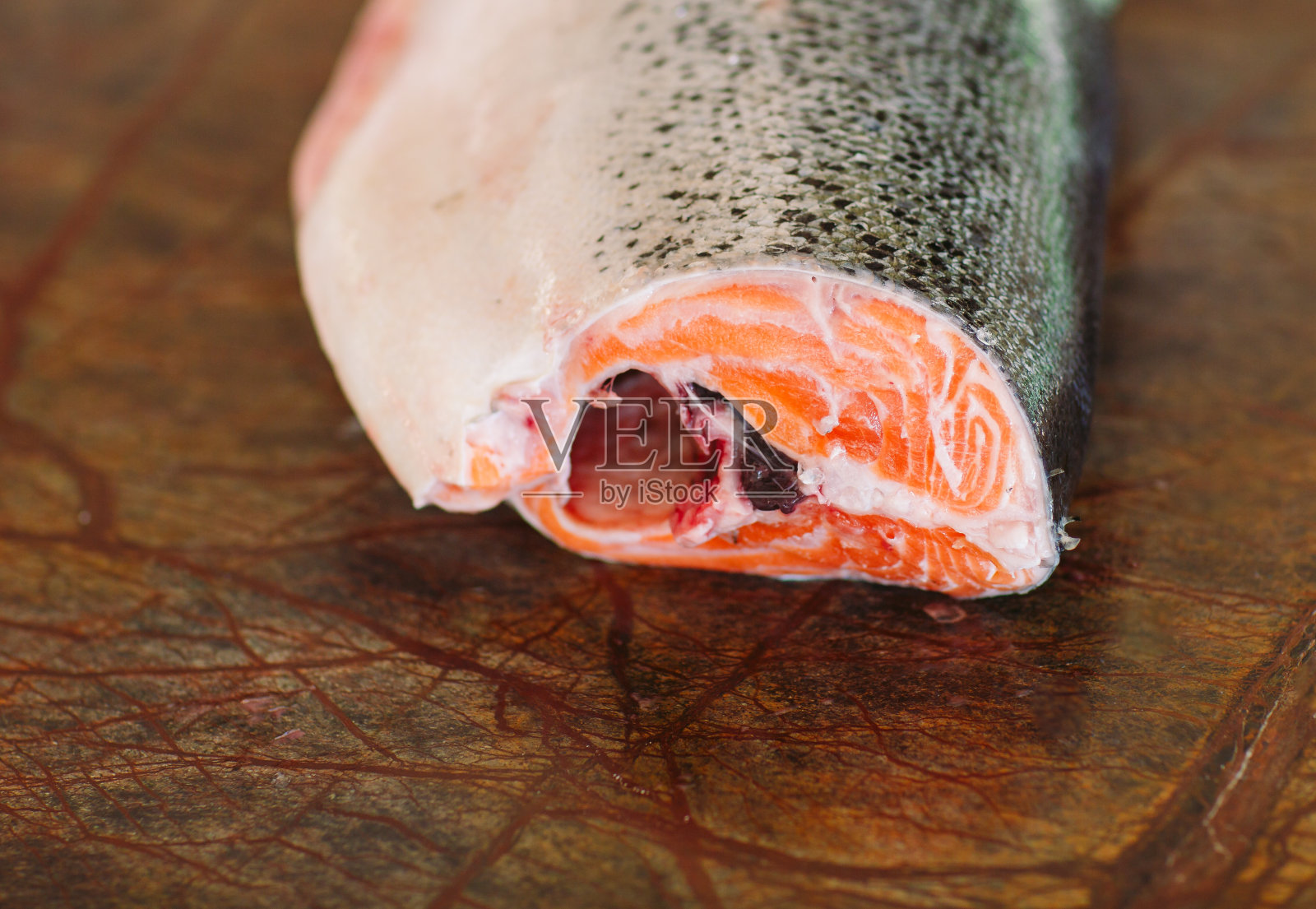 鱼鲑鱼在厨师的烹饪桌上照片摄影图片
