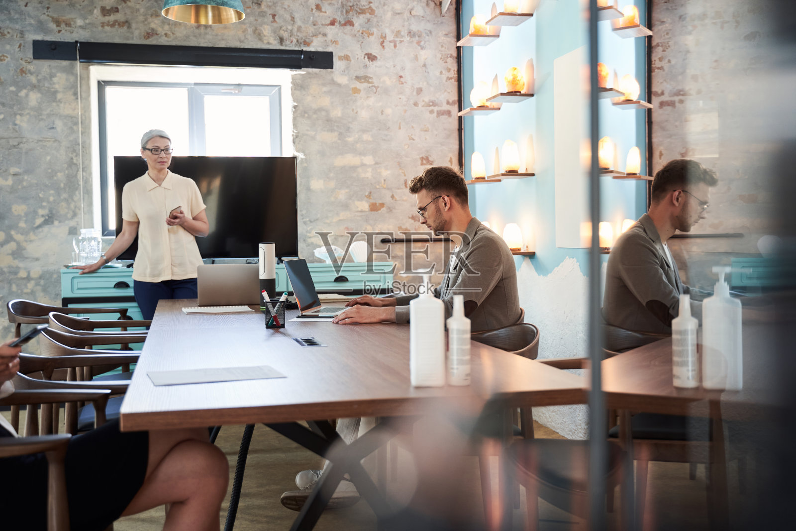 一个聚精会神的商人在木桌上用笔记本电脑工作照片摄影图片