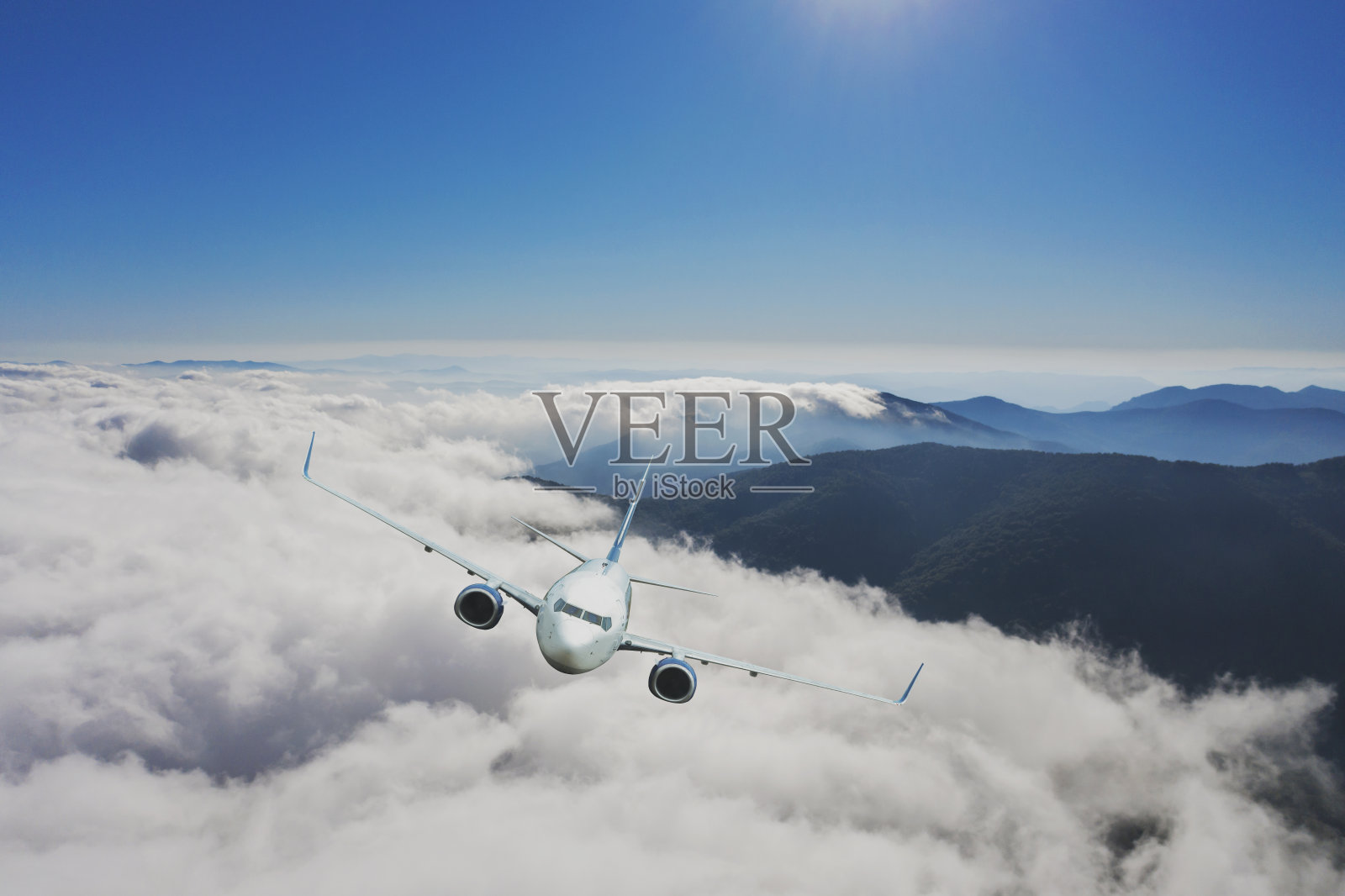 客机在云层上空飞行。照片摄影图片