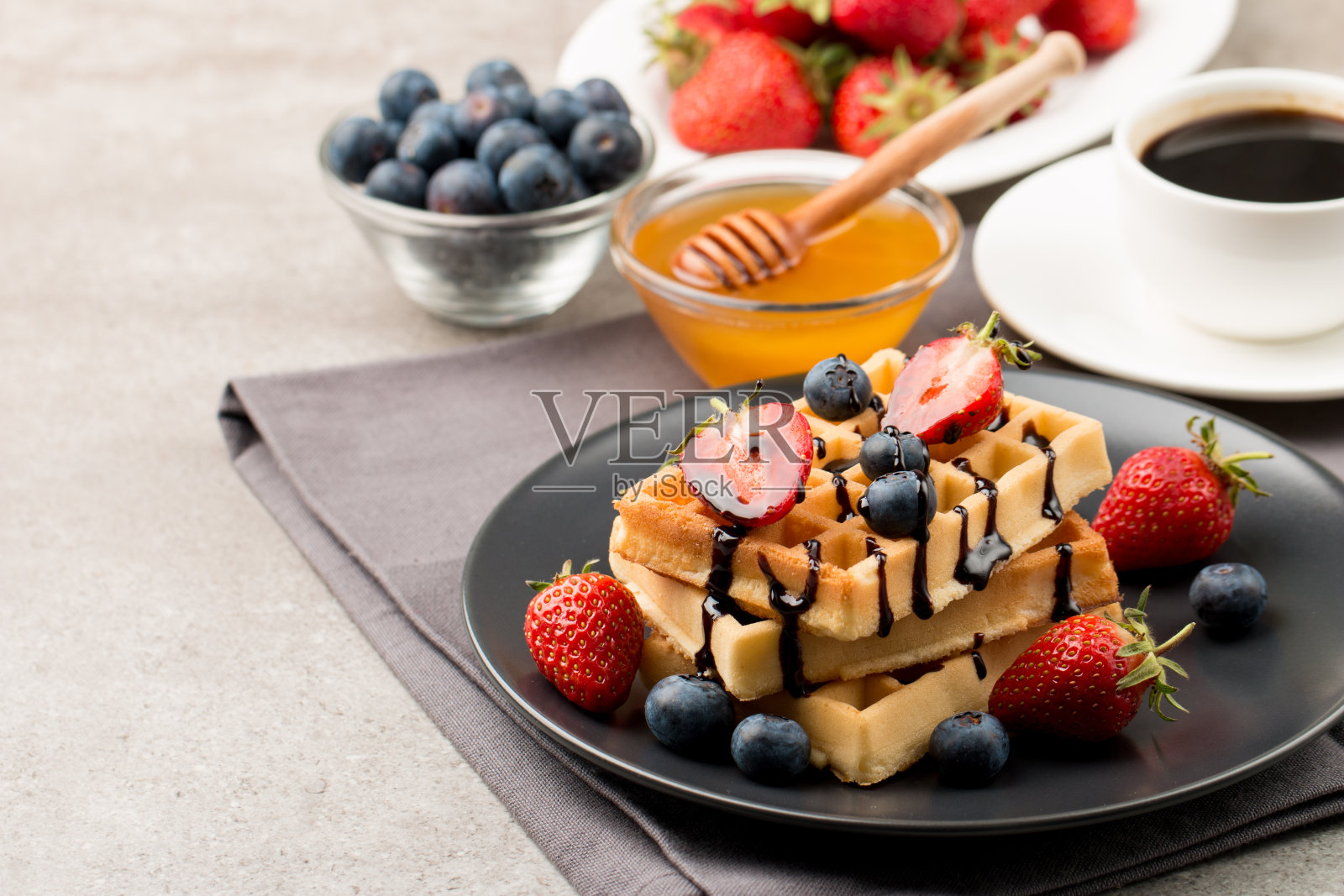 早餐是比利时华夫饼。甜点食品的概念。照片摄影图片