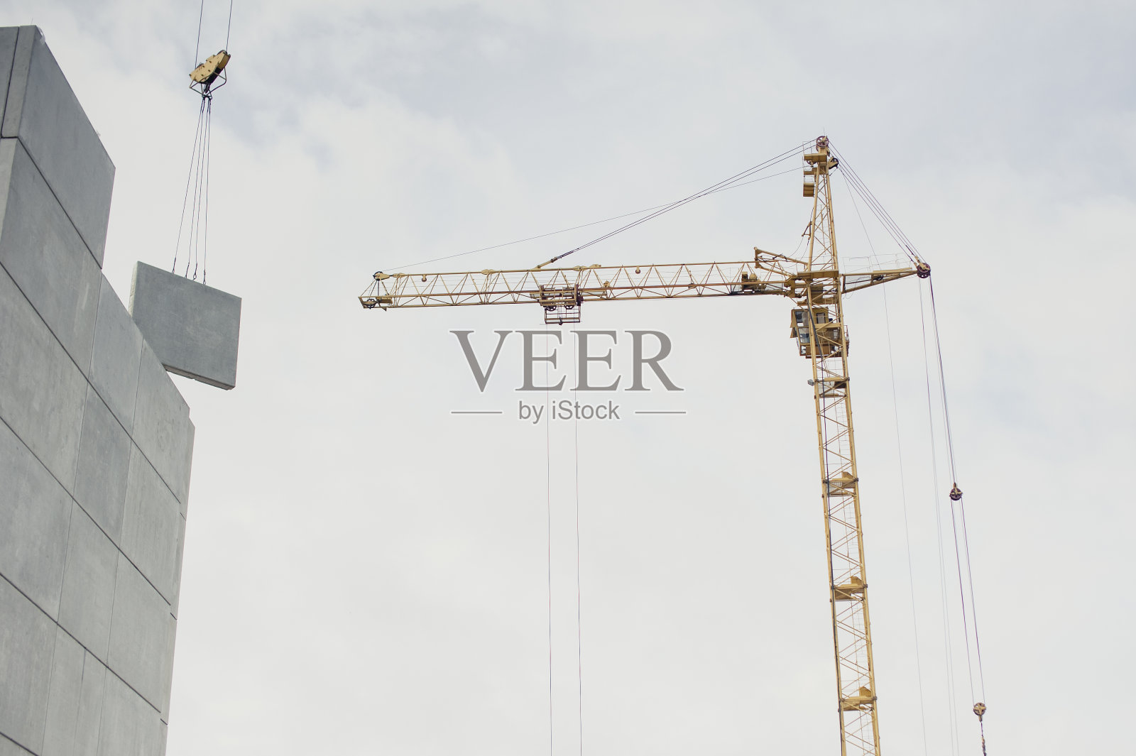 塔吊建筑房屋的背景是板屋和云。照片摄影图片