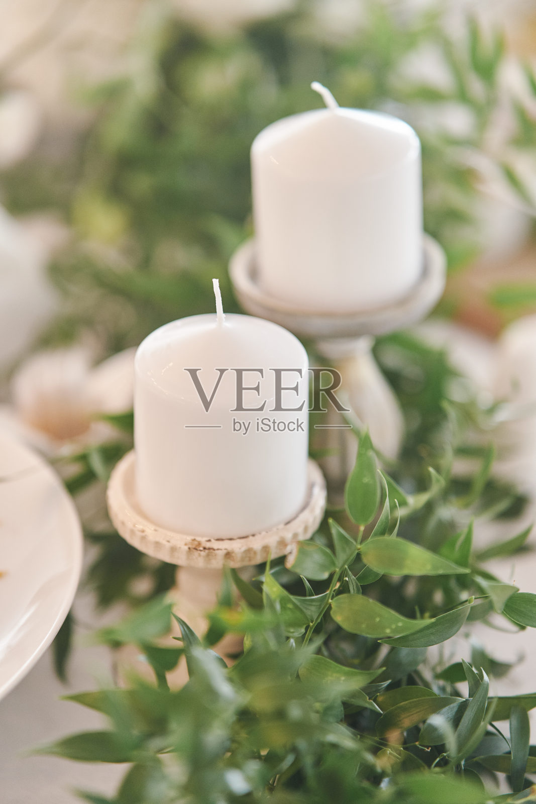 婚礼上烛台上的白色蜡烛照片摄影图片