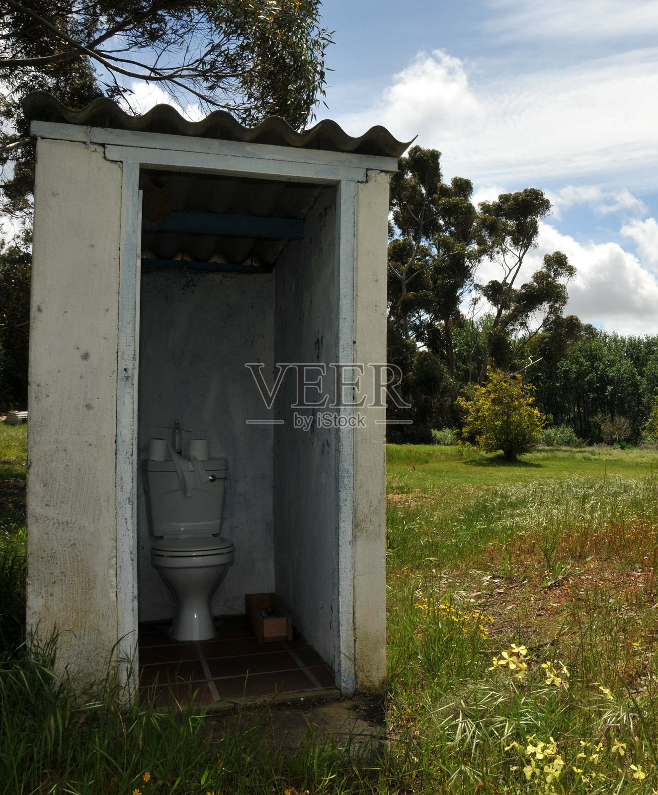 森林里没有门的厕所照片摄影图片