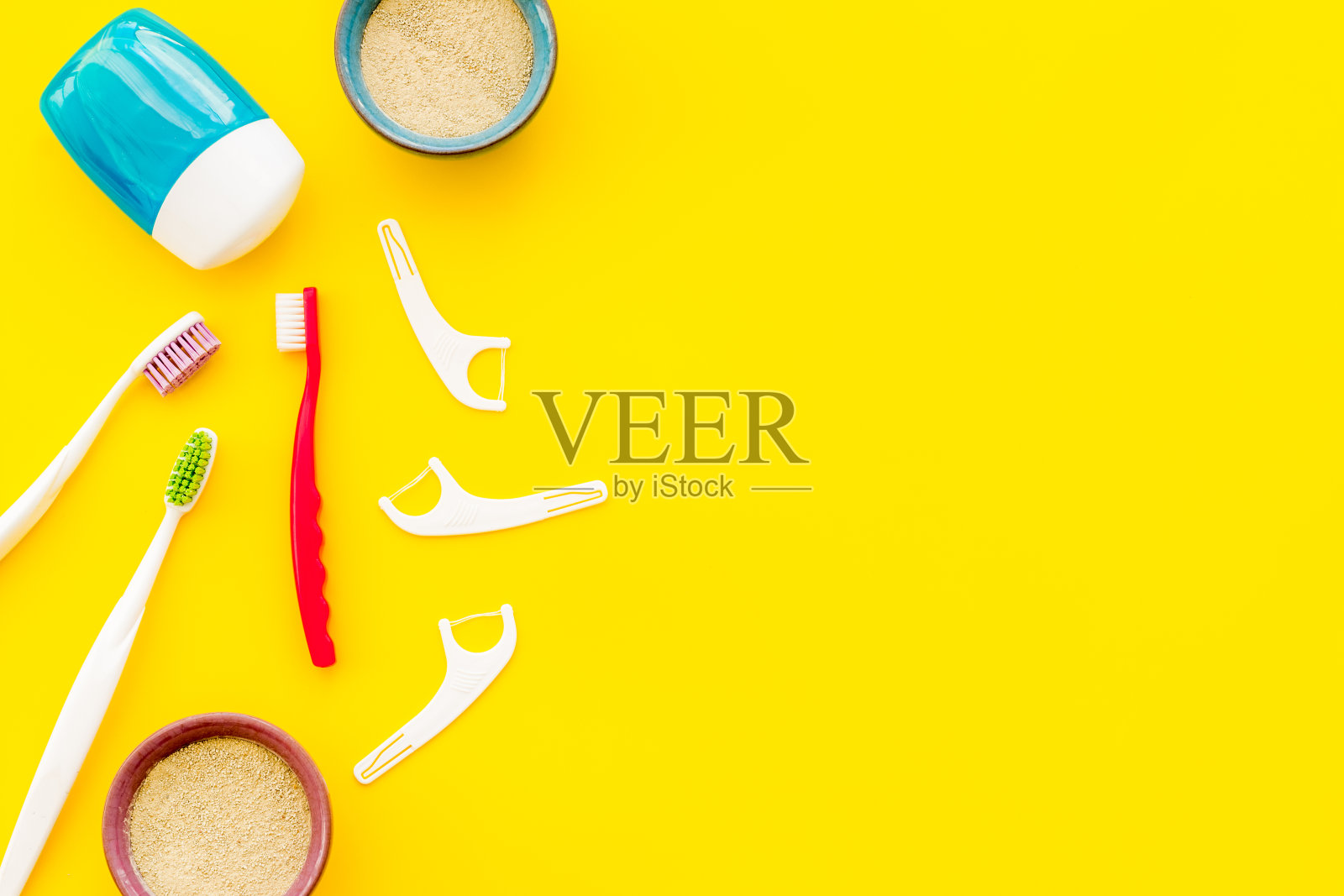 一套不同的牙科保健和卫生工具。俯视图，平放照片摄影图片