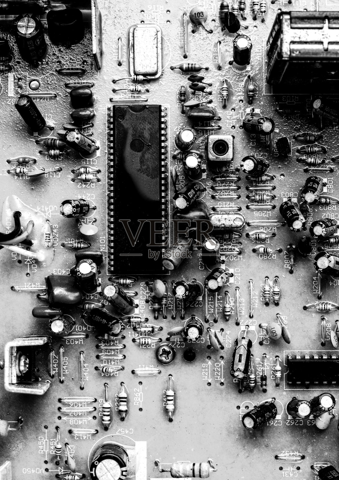 带有模拟电视特写镜头中的电阻和电容的旧印刷电路板照片摄影图片