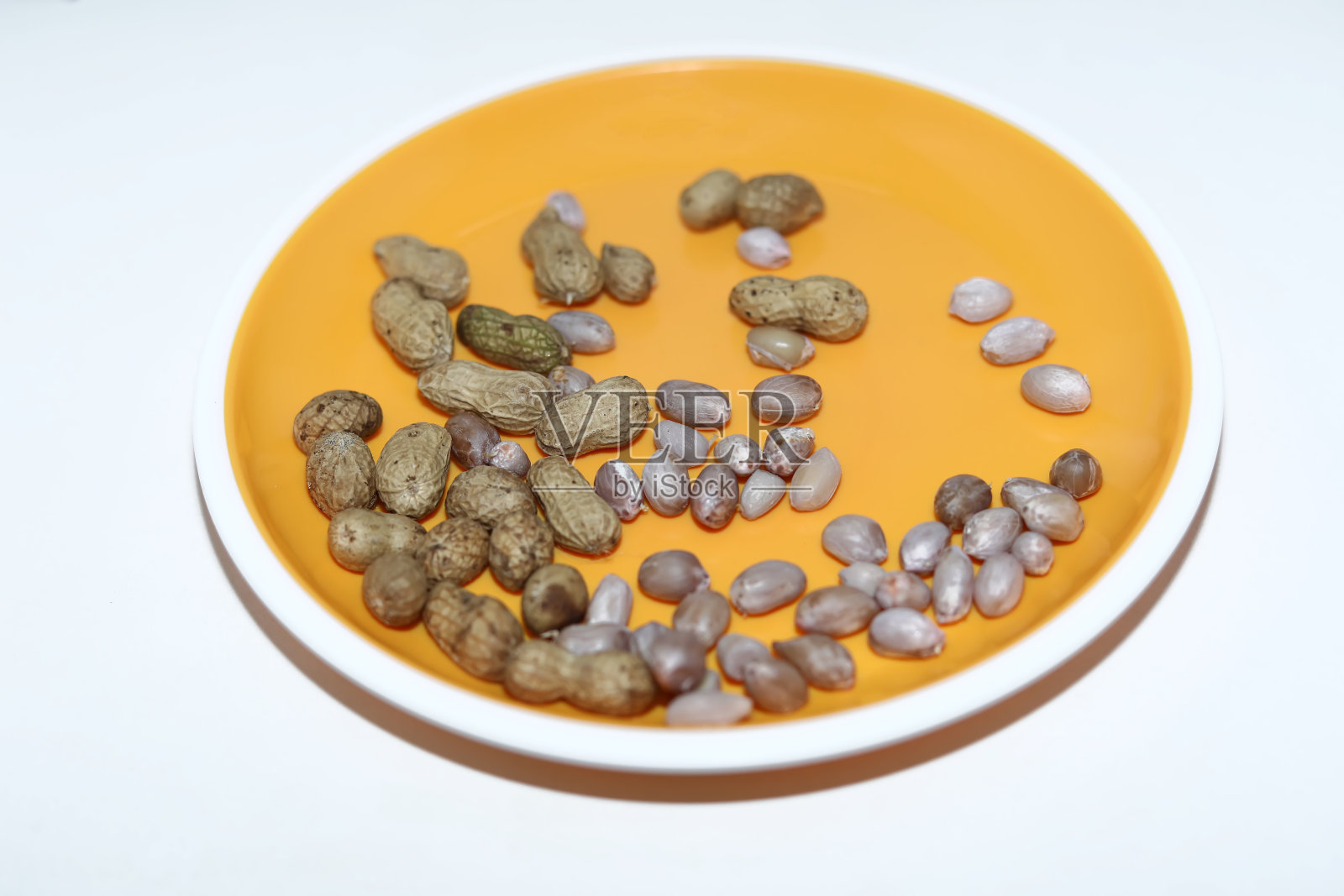 花生壳在黄色的背景。生花生顶视图孤立在黄色板背景照片摄影图片