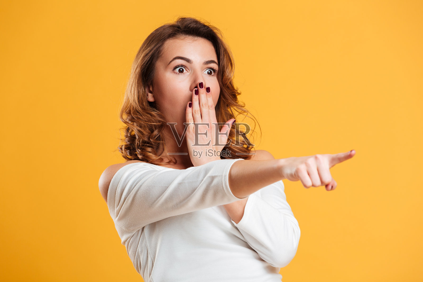 震惊的年轻女子指着。照片摄影图片