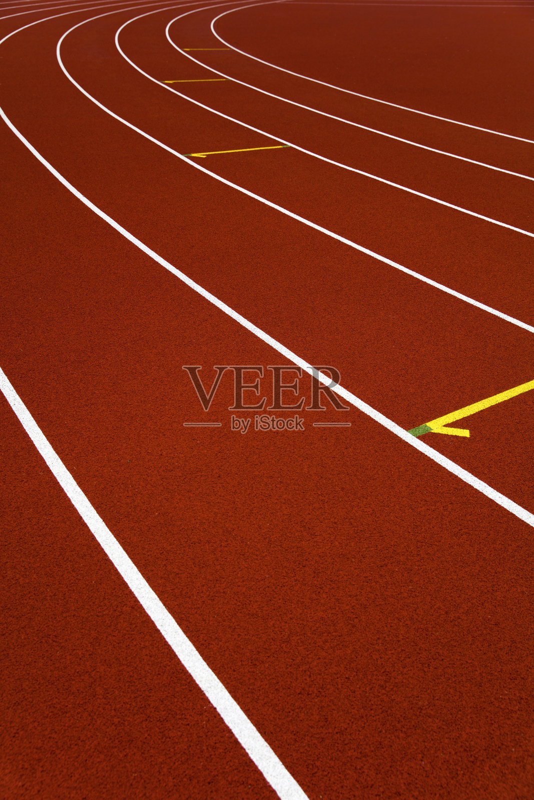 红色体育场的跑道特写照片摄影图片