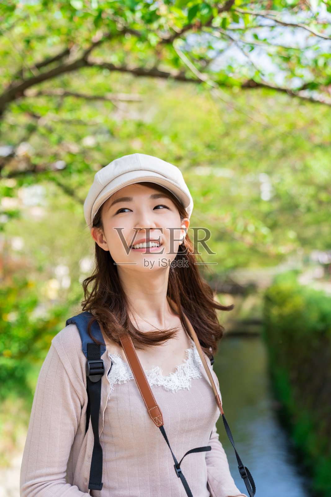 在京都旅行的亚洲妇女，照相机，日本照片摄影图片