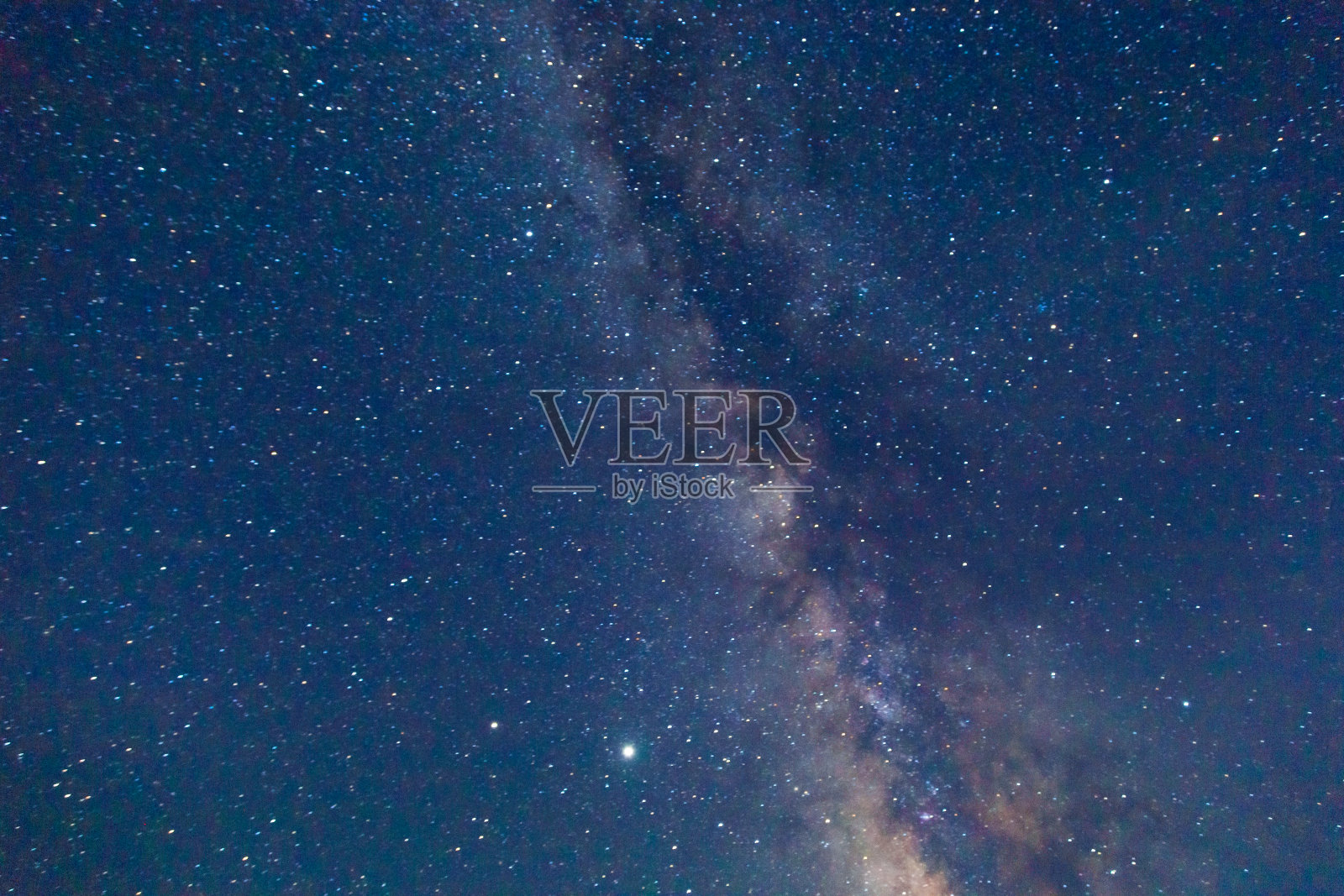 天体摄影术深天空。穿过天空的银河照片摄影图片