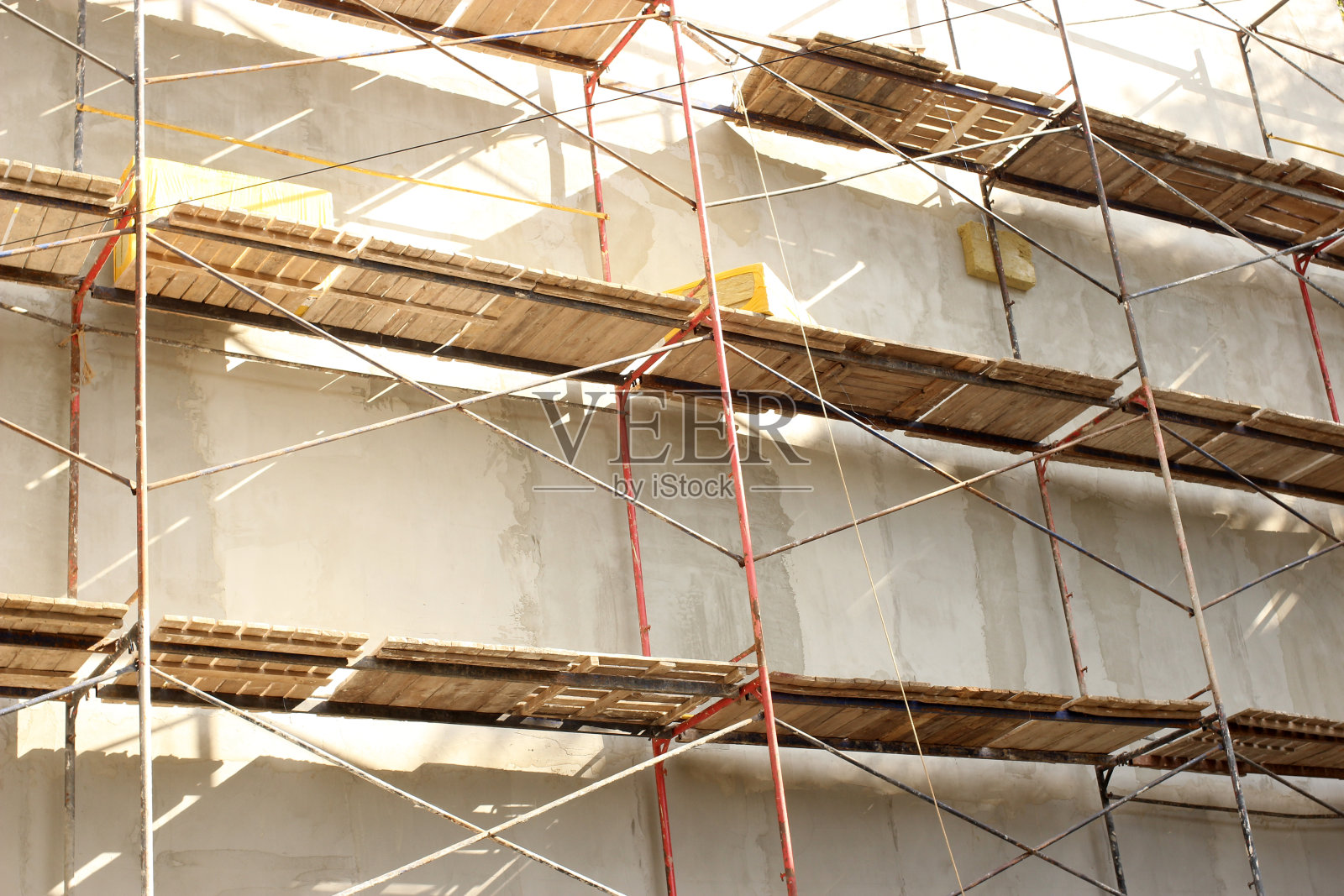 在多层建筑附近安装脚手架、墙体保温、维修工作照片摄影图片