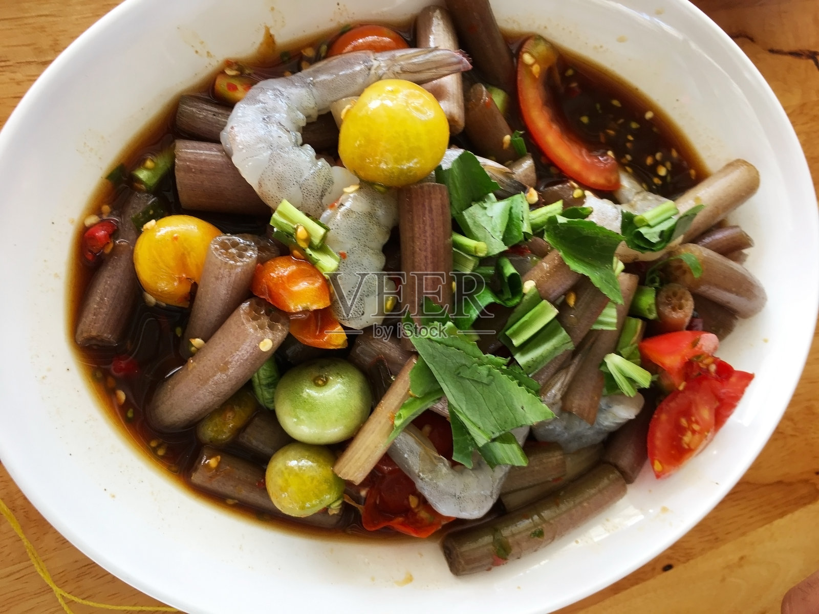 莲茎泰式虾仁沙拉。照片摄影图片