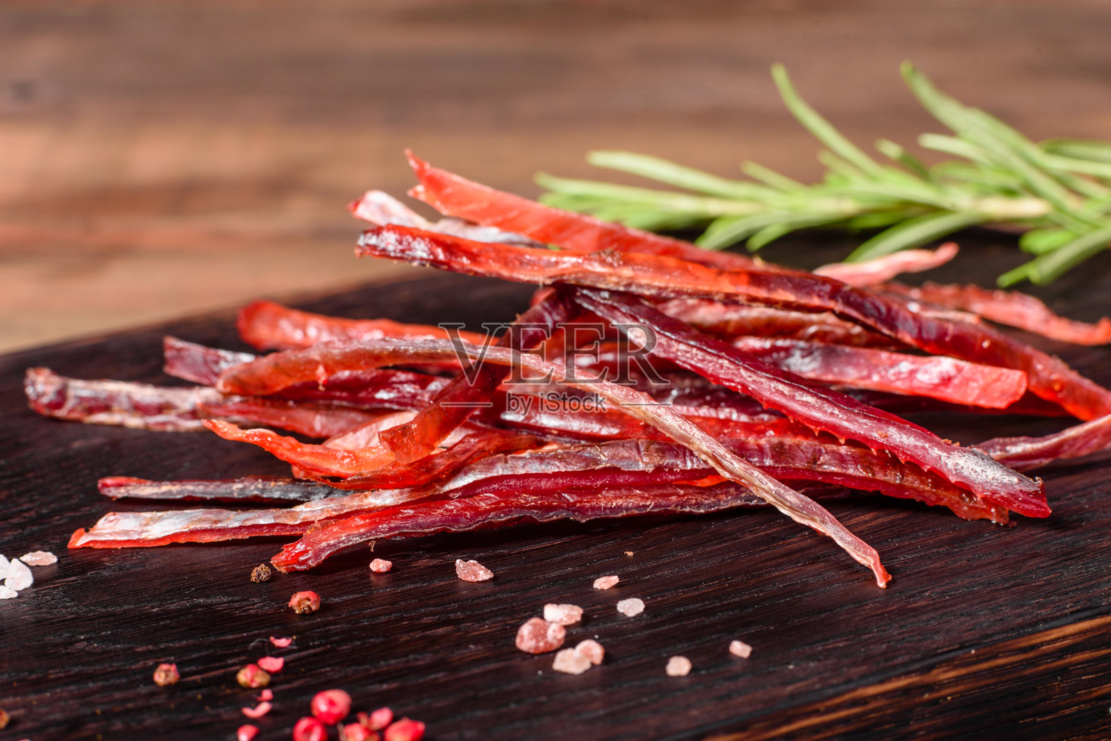 盐渍熏鱼切片，用于啤酒小吃照片摄影图片