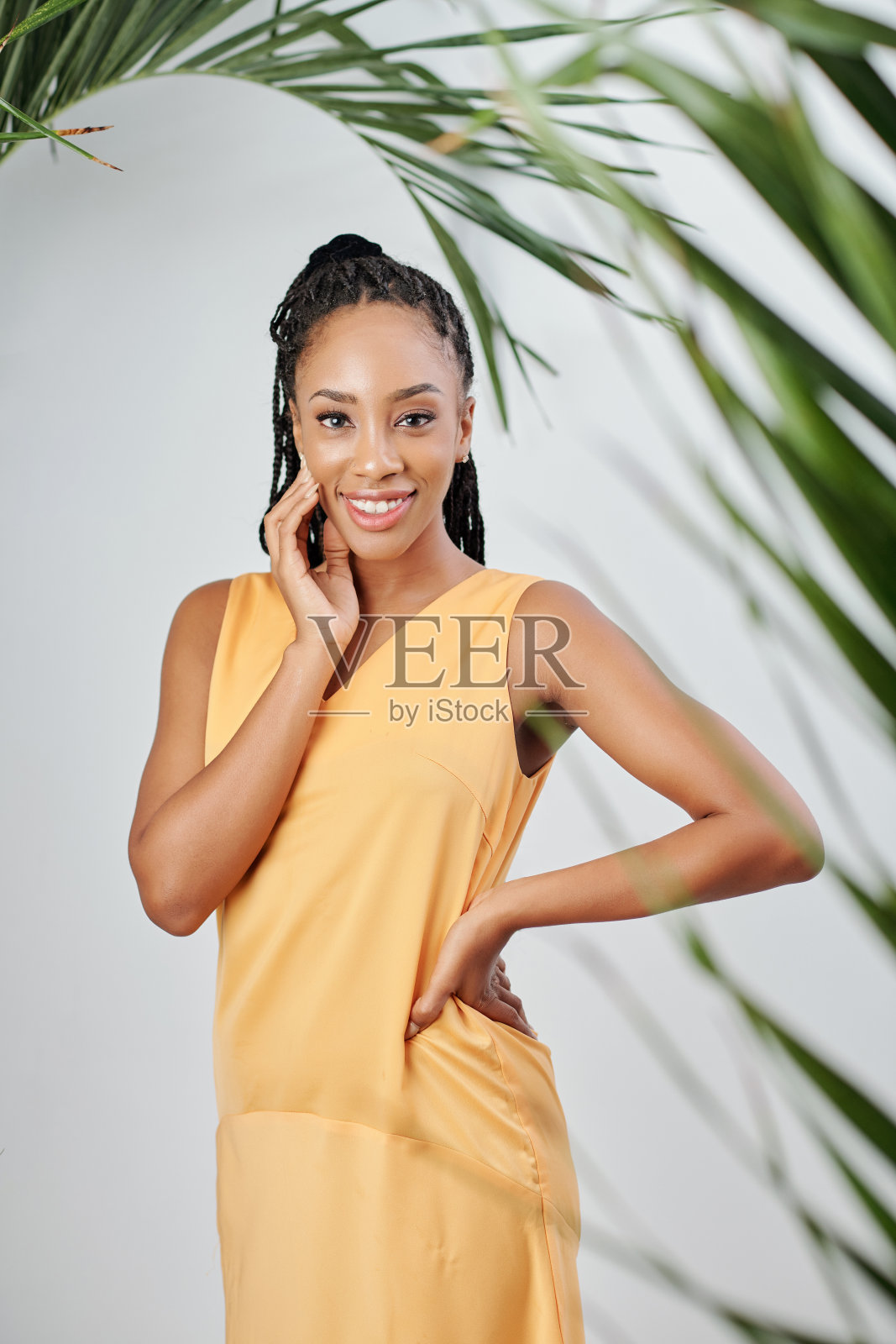 穿黄色丝绸连衣裙的女人照片摄影图片