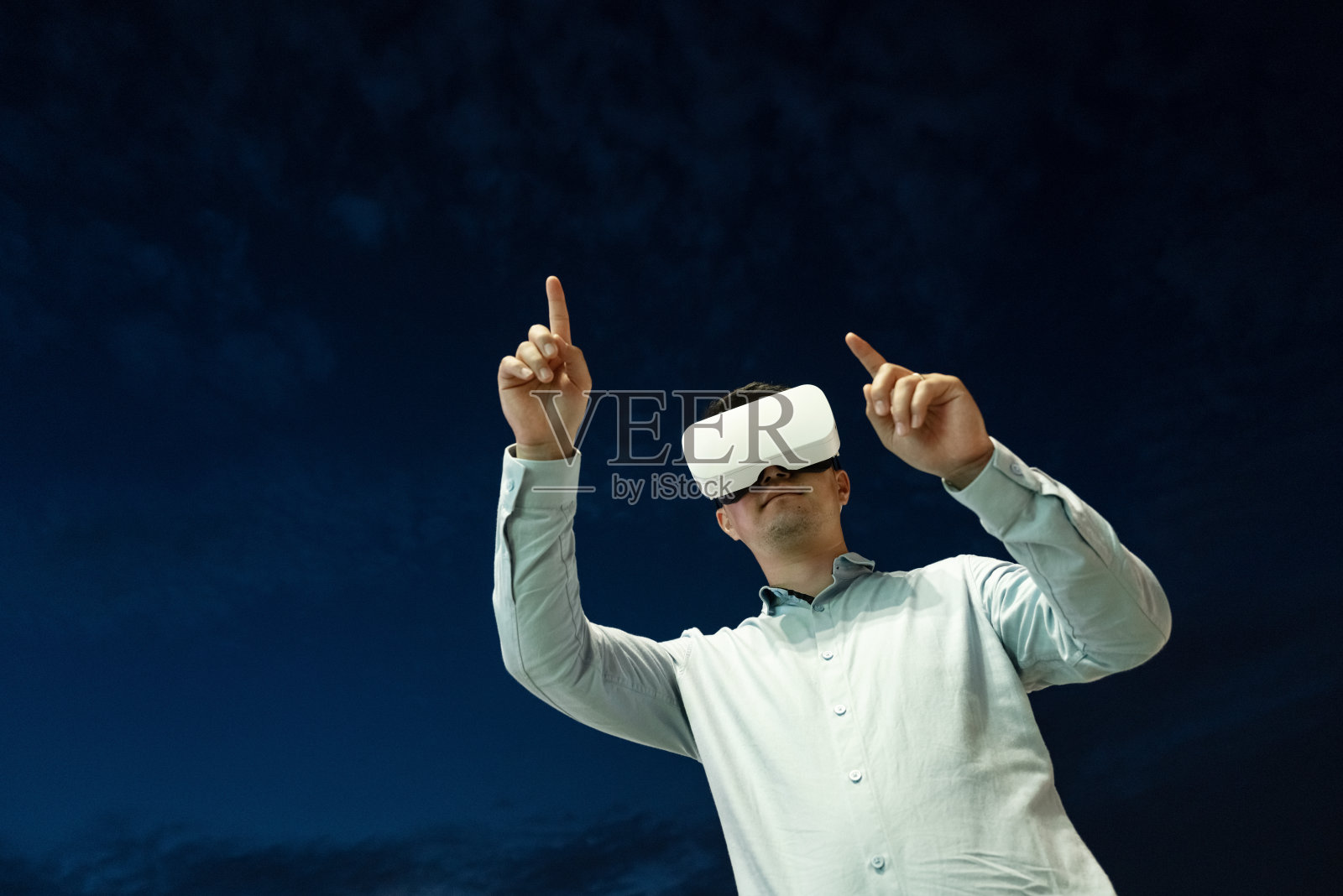 中年男子戴着VR眼镜伸手点击照片摄影图片