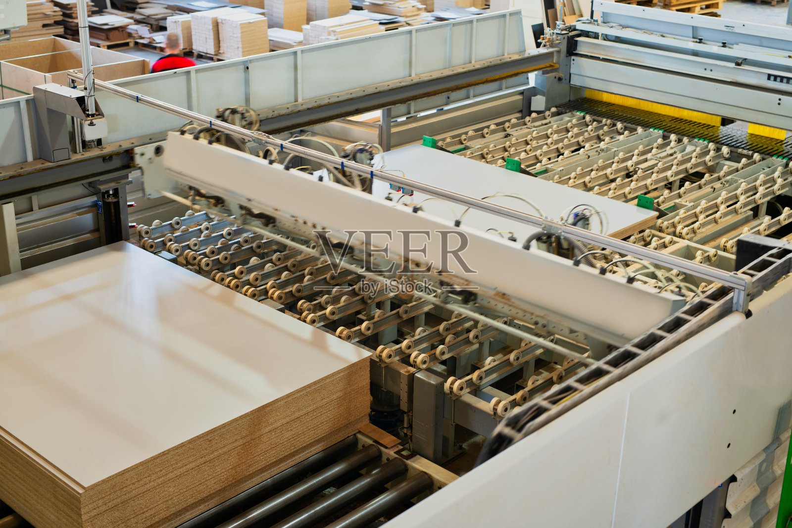 机器在家具厂车间装载刨花板部件照片摄影图片