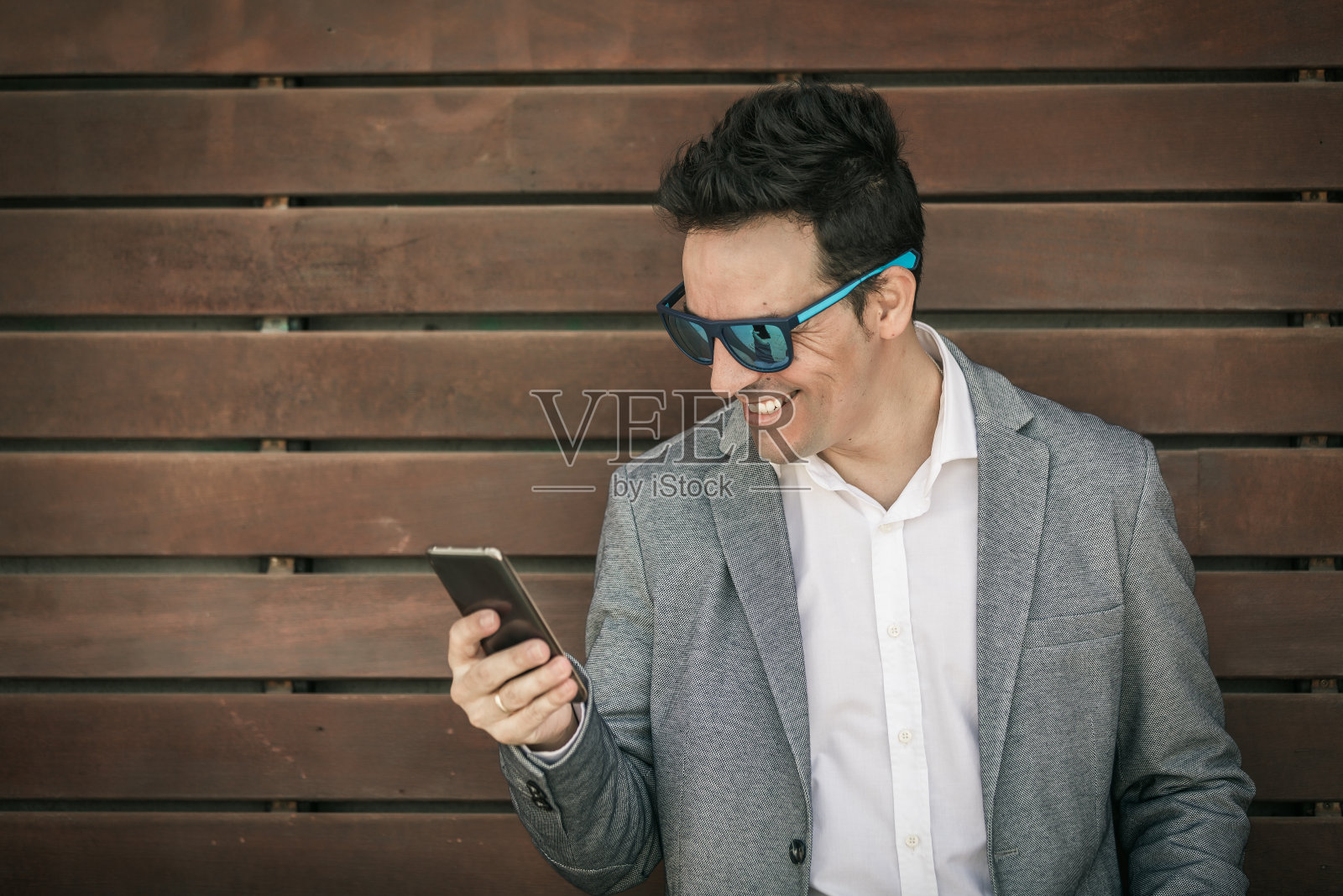 愉快的商人浏览手机照片摄影图片