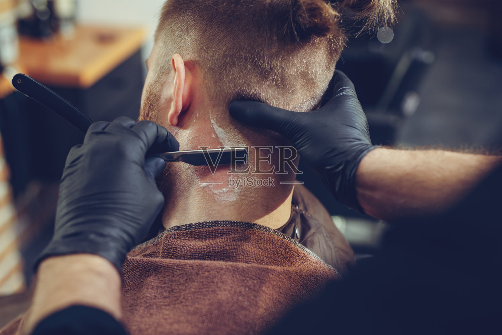 理发师为客户剃须照片摄影图片