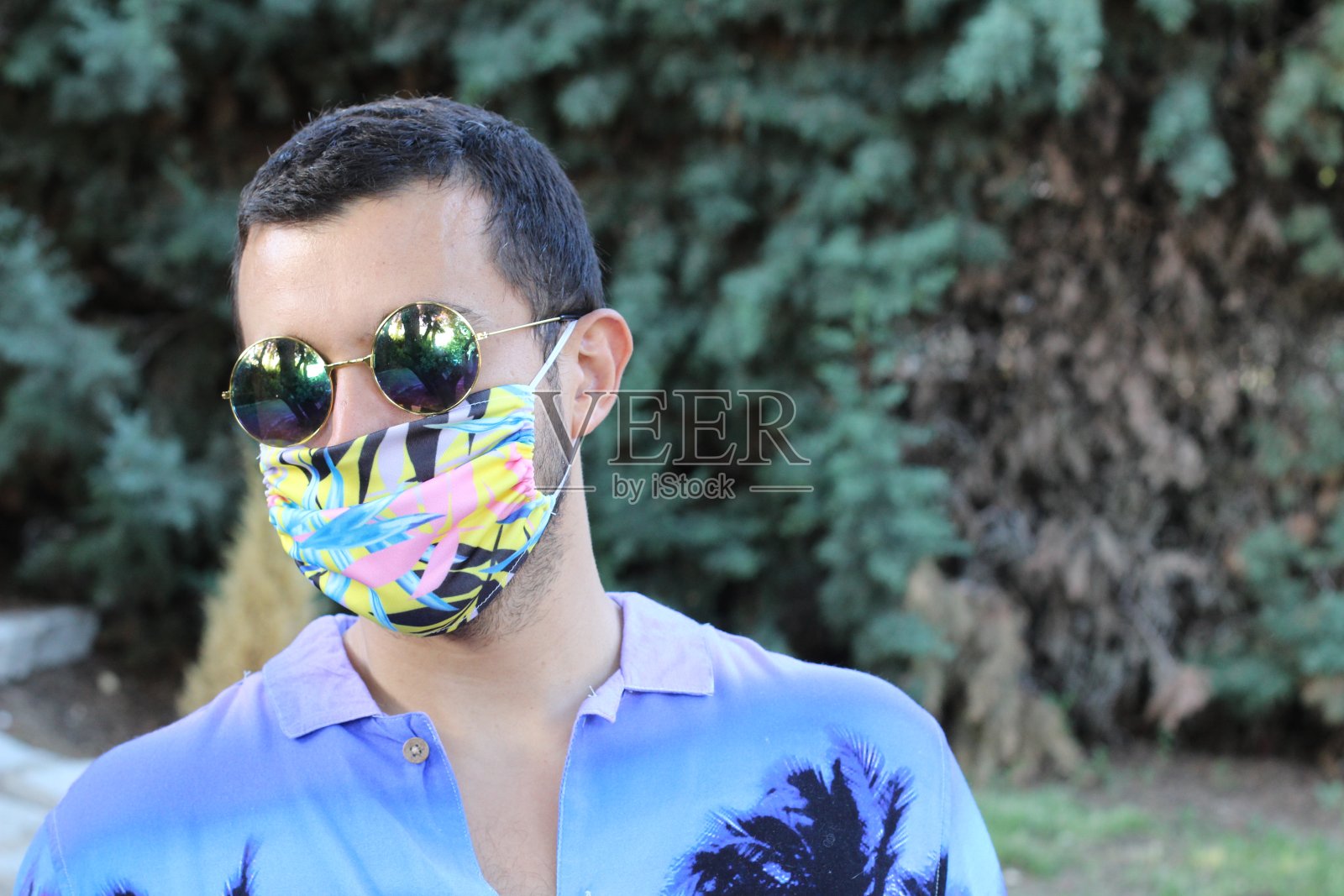 在户外戴防护面具和太阳镜的时尚男士照片摄影图片