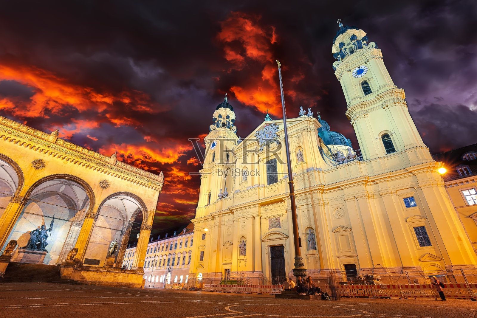 风景如画的秋季城市景观和观看在圣卡杰坦剧院教堂或剧院教堂在慕尼黑照片摄影图片