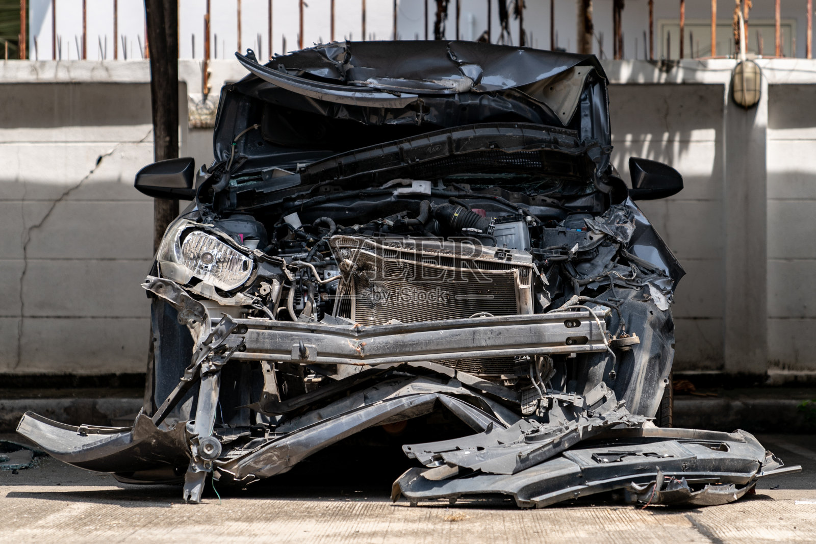 前车意外损坏，后车撞毁。照片摄影图片